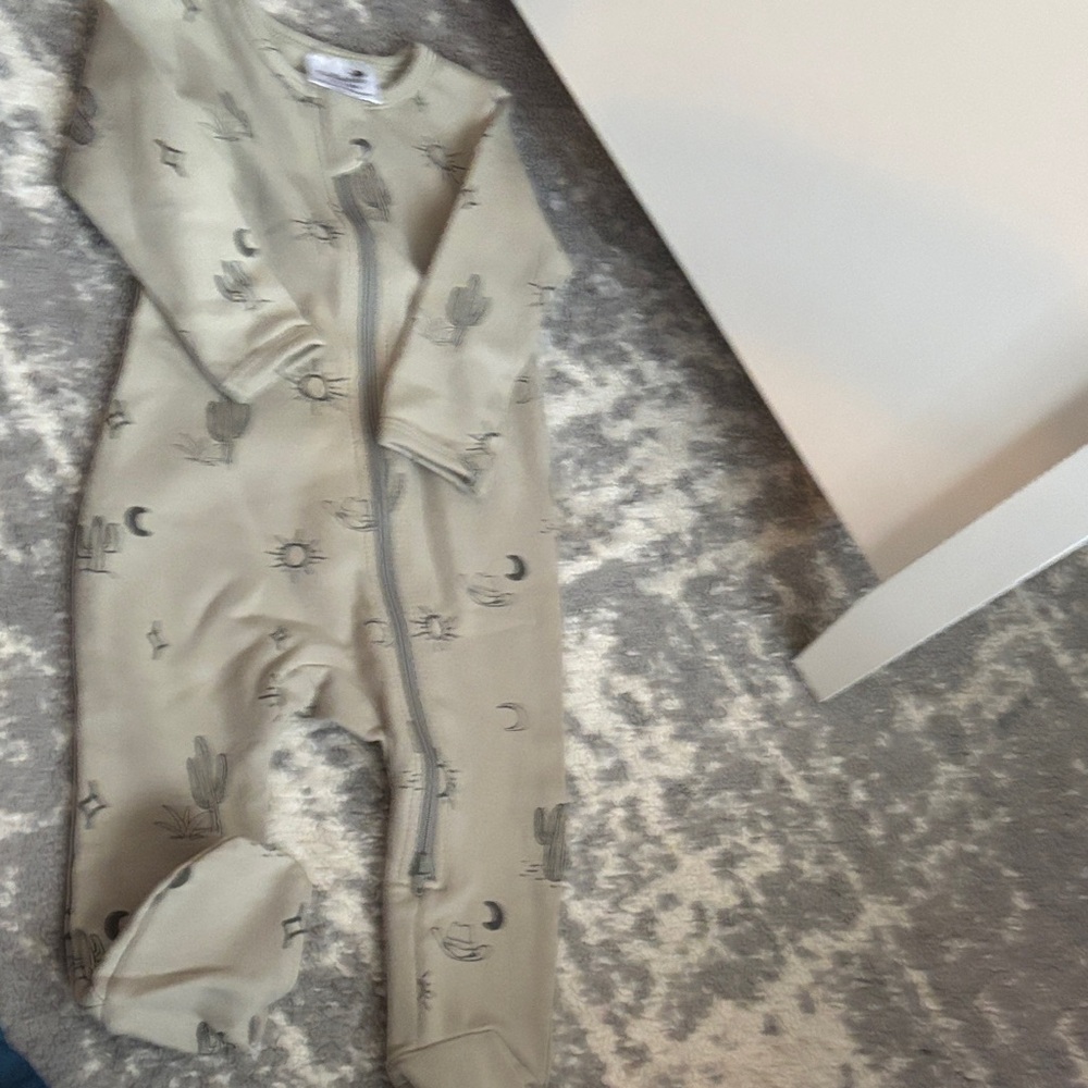 Tullabee Neutral Desert Print Baby Zip Romper new without tags size 12-18 months